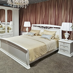 Двуспальная кровать с кованым элементом и прямой ножной спинкой 1600x2000